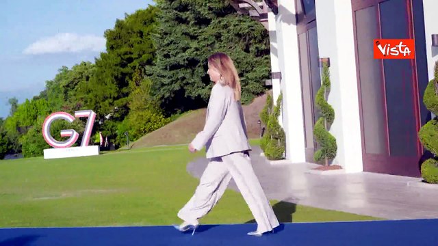 Meloni arriva al G7 Evian, baci sulle guance coi padroni di casa Macron e Brigitte