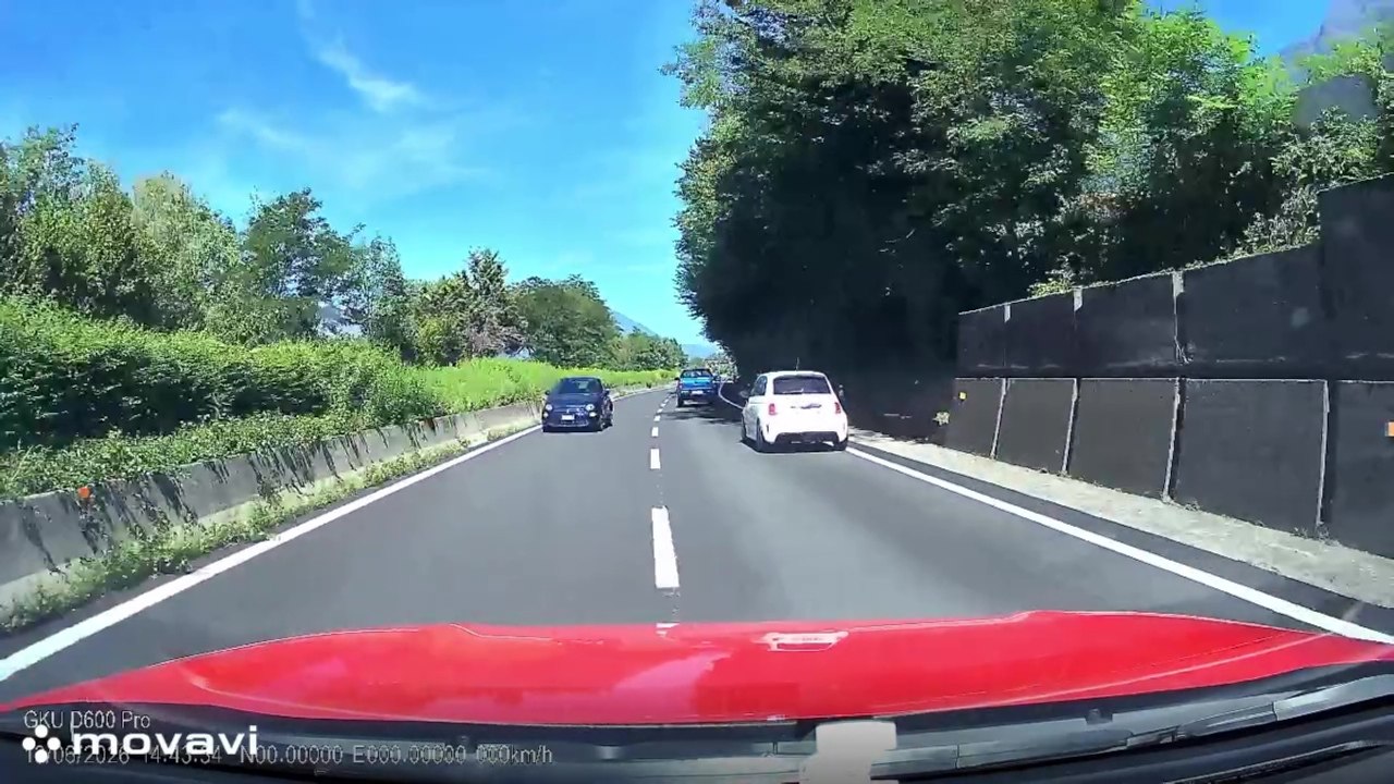 Colico, sulla Statale 36 spunta un'auto contromano: il video choc dello schianto sfiorato