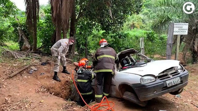 Carro cai em vala após capotar em Baunilha, Distrito de Colatina