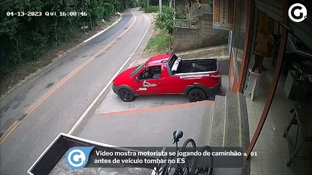 Vídeo mostra motorista se jogando de caminhão antes de veículo tombar no ES