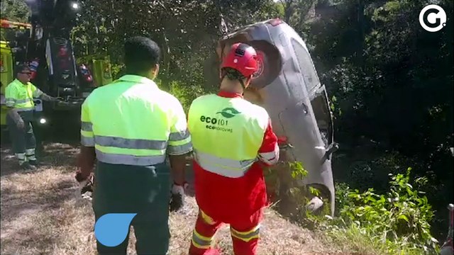 Carro sai da pista e cai em córrego às margens da BR 101, em Rio Novo do Sul