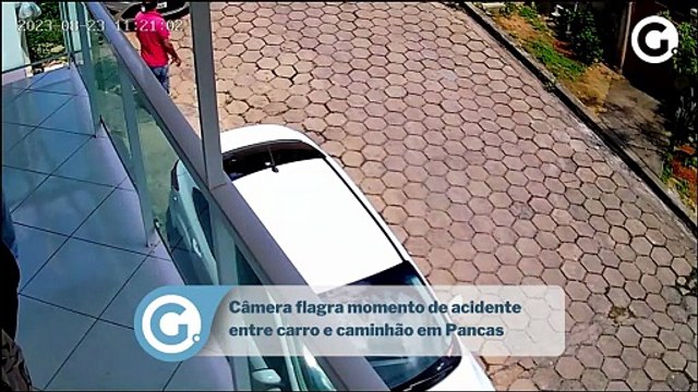 Câmera flagra momento de acidente entre carro e caminhão em Pancas