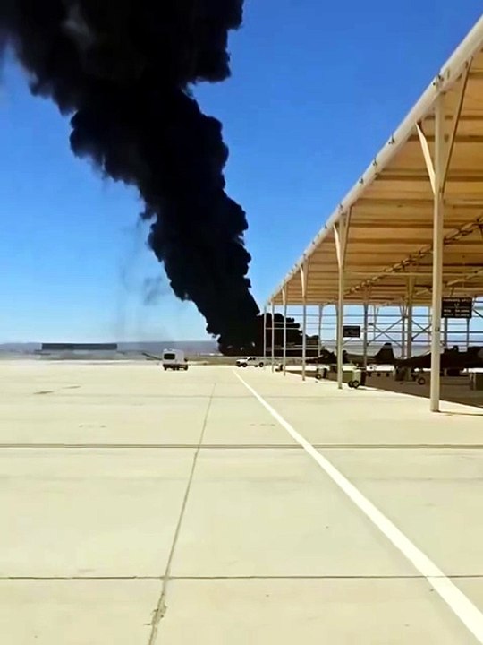 Un bombardero B-52 se estrelló tras despegar en California y provocó una gran explosión