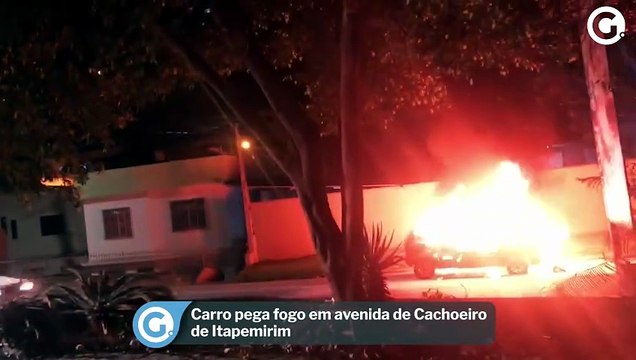 Carro pega fogo em avenida de Cachoeiro de Itapemirim