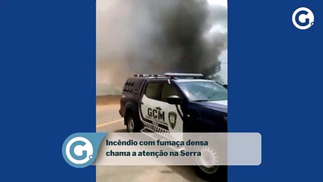 Incêndio com fumaça densa chama a atenção na Serra