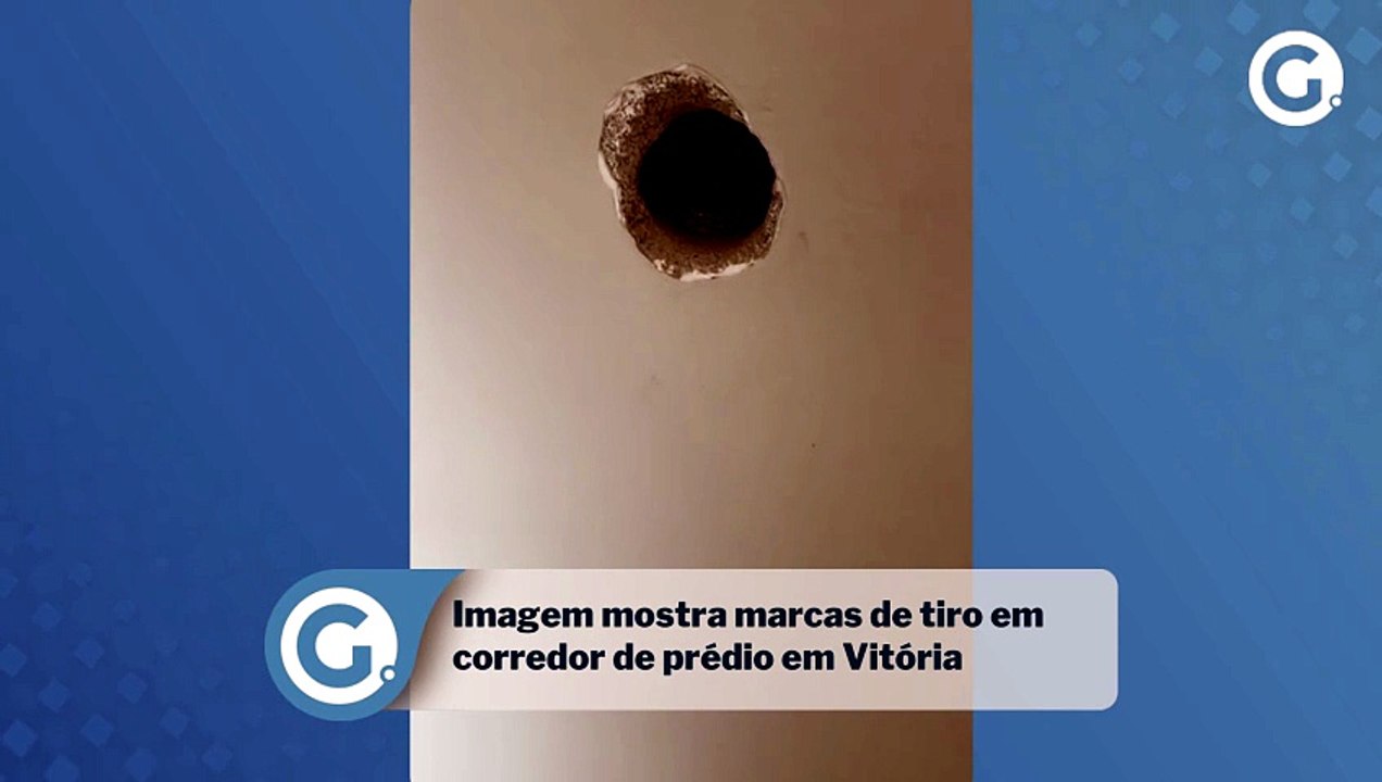 Imagem mostra marcas de tiro em  corredor de prédio em Vitória