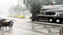 Dolu ve yağmurdan motosiklet kaskıyla korunmaya çalıştı