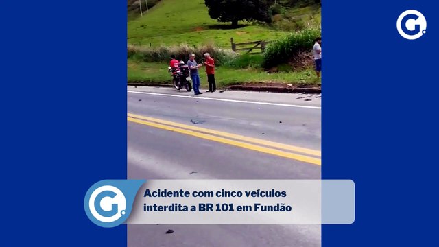 Acidente com cinco veículos interdita a BR 101 em Fundão