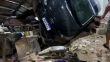 Deslizamento de barranco na Rocinha arrasta carros e deixa ruas cobertas por lixo no RJ