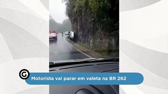 Motorista vai parar em valeta na BR 262