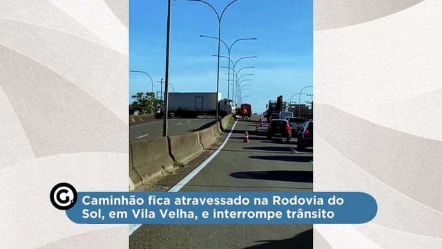Caminhão fica atravessado na Rodovia do Sol, em Vila Velha, e interrompe trânsito