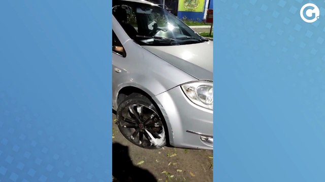 Carro de suspeitos fica cheio de marcas após troca de tiros em Vitória