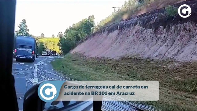 Carga de ferragens cai de carreta em acidente na BR 101 em Aracruz