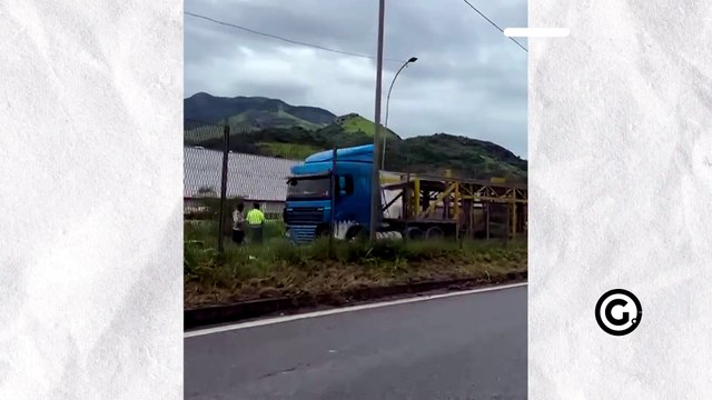 Acidente entre veículos deixa trânsito lento na BR 101, na Serra