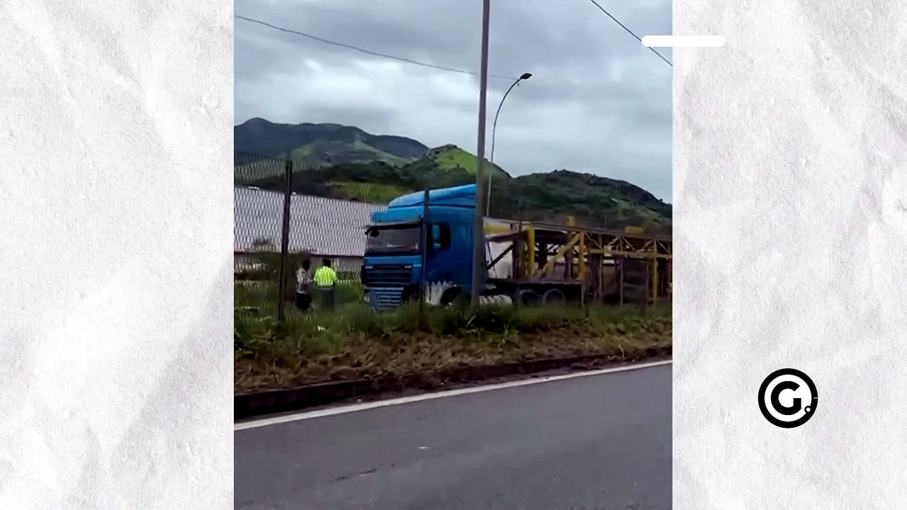 Acidente entre veículos deixa trânsito lento na BR 101, na Serra