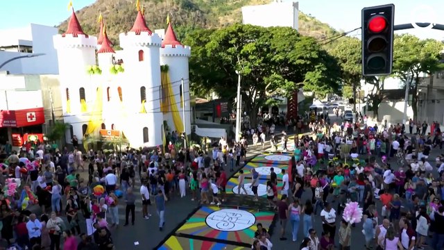Fiéis se preparam para a festa de Corpus Christi, em Castelo