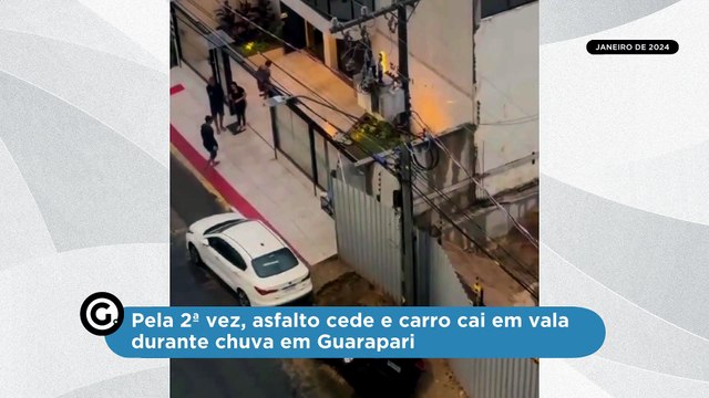 Pela 2ª vez, asfalto cede e carro cai em vala durante chuva em Guarapari