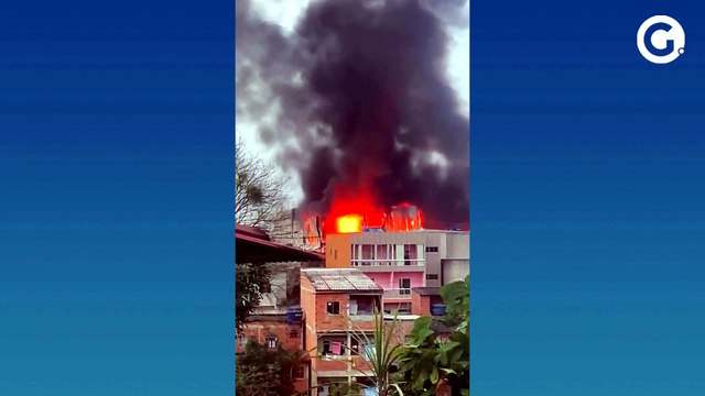 Incêndio atinge galpão e chamas são vistas de longe na Serra