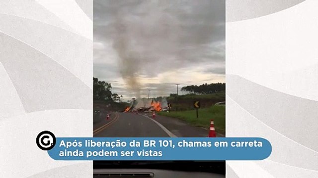 Após liberação da BR 101, chamas em carreta ainda podem ser vistas