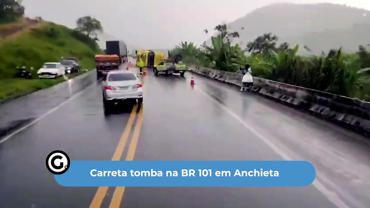 Carreta tomba na BR 101 em Anchieta