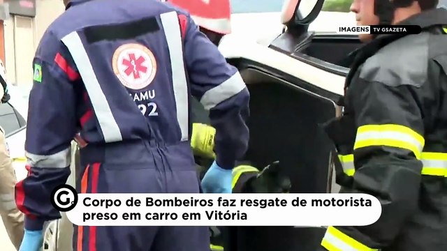 Corpo de Bombeiros faz resgate de motorista preso em carro em Vitória
