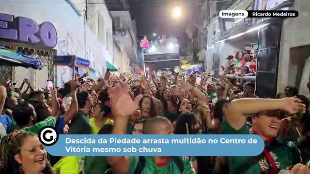 Descida da Piedade arrasta multidão no Centro de Vitória mesmo sob chuva