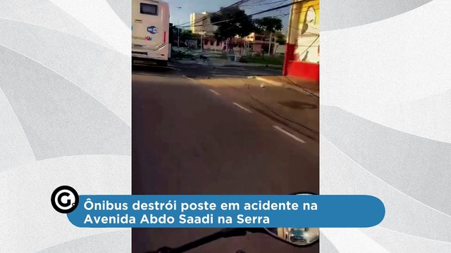 Ônibus destrói poste em acidente na Avenida Abdo Saadi na Serra