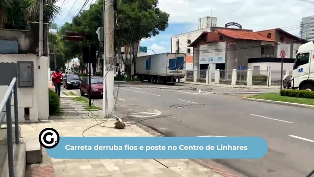 Carreta derruba fios e poste no Centro de Linhares