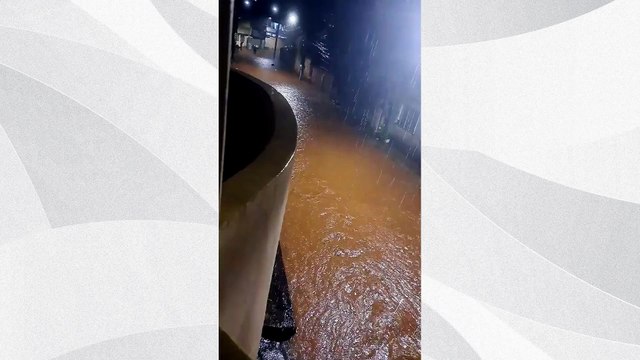 Temporal deixa ruas alagadas em Jardim América, Cariacica
