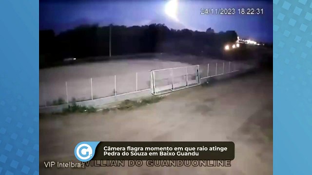 Câmera flagra momento em que raio atinge Pedra do Souza em Baixo Guandu