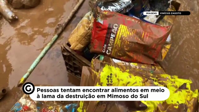 Pessoas tentam encontrar alimentos em meio à lama da destruição em Mimoso do Sul