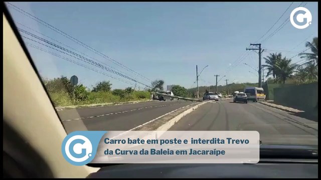Carro bate em poste e interdita pista do Trevo da Curva da Baleia em Jacaraípe