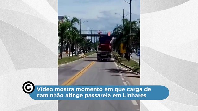 Vídeo mostra momento em que carga de caminhão atinge passarela em Linhares