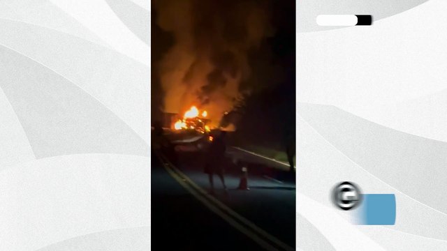 Carreta pega fogo na BR 101 em Atílio Vivácqua