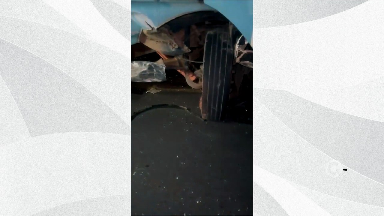 Homem morre em acidente entre carro e dois caminhões em Colatina