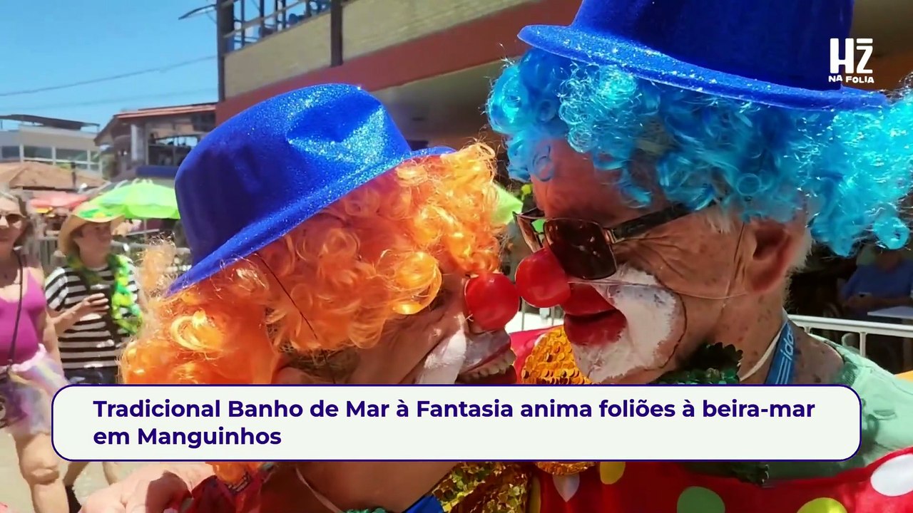 Tradicional Banho de Mar à Fantasia anima foliões à beira-mar em Manguinhos