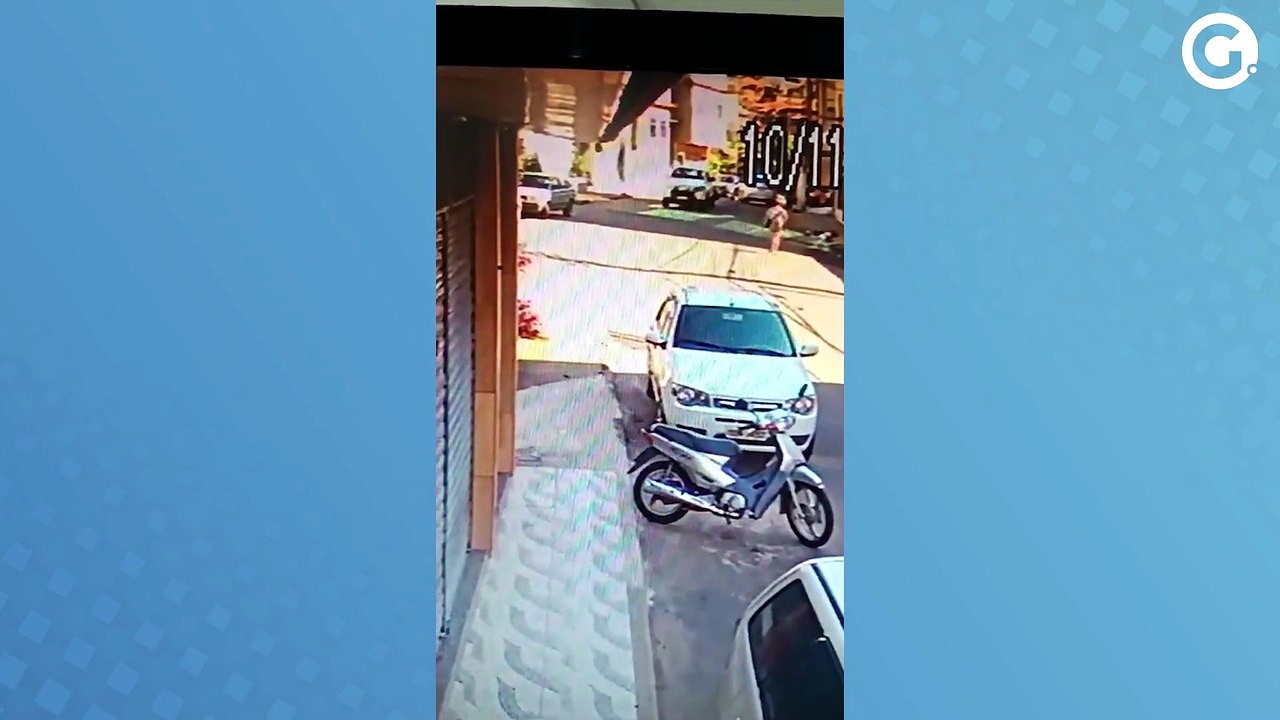 Carro desgovernado atinge veículos e capota em Iúna