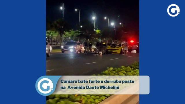 Camaro bate forte e derruba poste na Avenida Dante Michelini