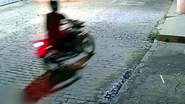 Vídeo mostra cachorro sendo arrastado por motociclista em rua de Castelo