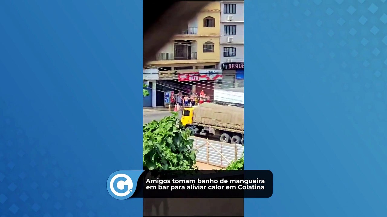 Amigos tomam banho de mangueira em bar para aliviar calor em Colatina