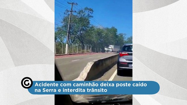 Acidente com caminhão deixa poste caído na Serra e interdita trânsito
