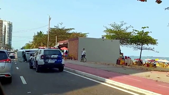 Motorista se distrai com celular e capota veículo em Vila Velha