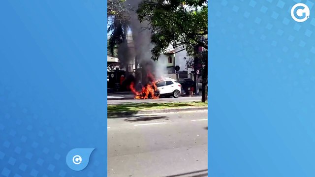 Carro pega fogo em rua do bairro Jardim Camburi, em Vitória