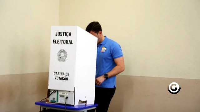 O candidato a prefeito de Vila Velha, Arnaldinho Borgo, vota na Escola Senador João de Medeiros Calmon, em Praia das Gaivotas