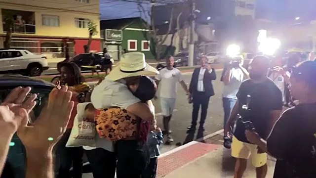 Pablo Muribeca cumprimenta apoiadores após perder a eleição para prefeito da Serra