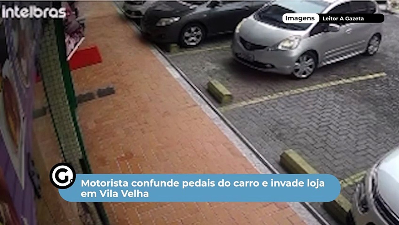 Motorista confunde pedais do carro e invade loj...
