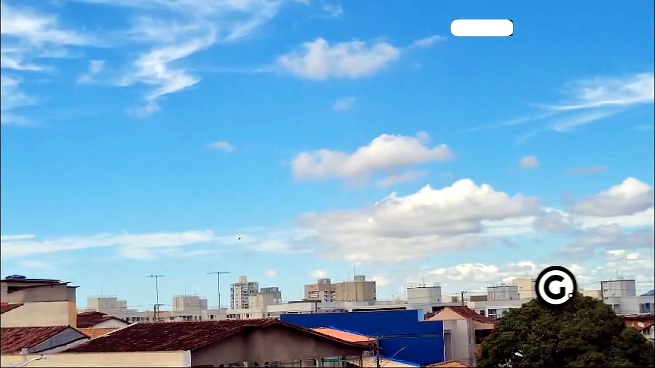 Avião voando em círculos e em baixa altitude intriga moradores