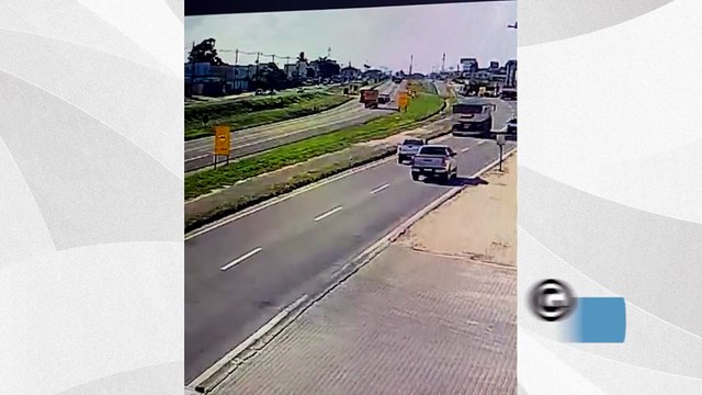 Câmera registra momento em que carretas batem de frente na BR 101 em Linhares