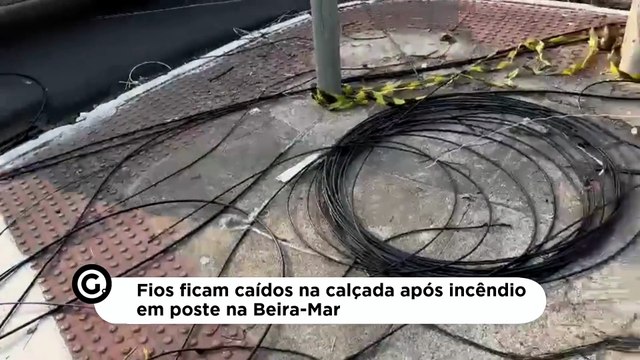 Fios ficam caídos na calçada após incêndio em poste na Beira-Mar