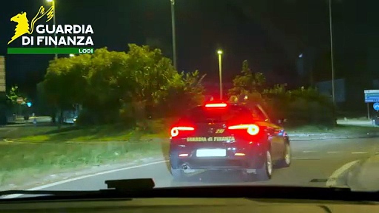 Inchiesta Gdf, 200 milioni riciclati con la Cina: i cani "cash dog" scovano il denaro in case e auto - IL VIDEO